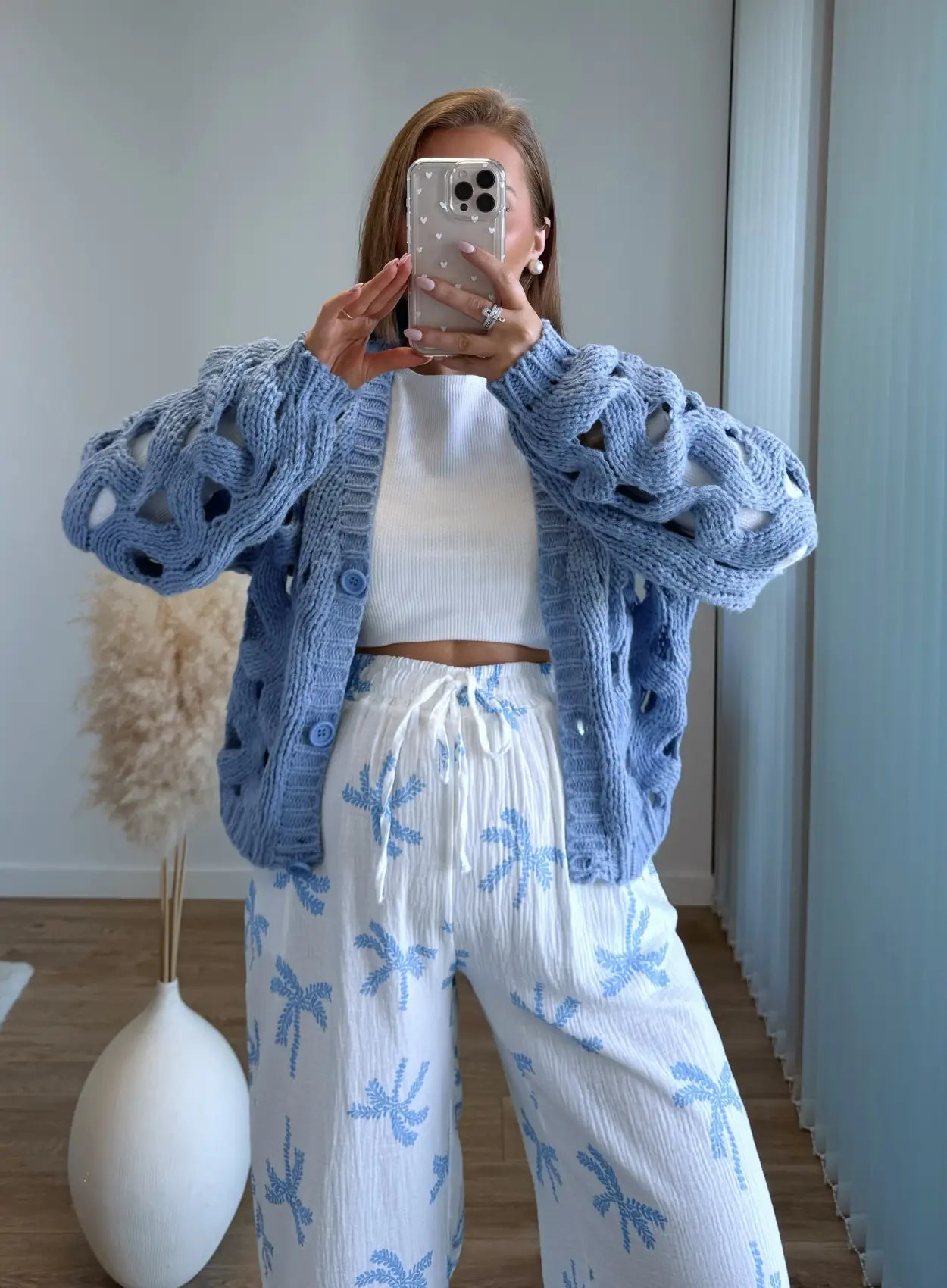 Gilet-de-grossesse-en-maille-bleue-ajourée