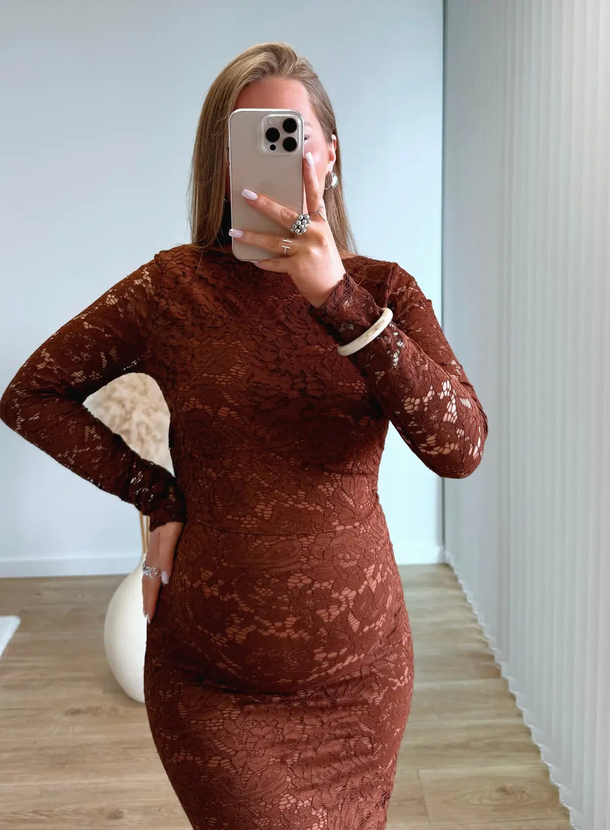 robe-longue-de-grossesse-moulante-en-dentelle-dos-nu-marron