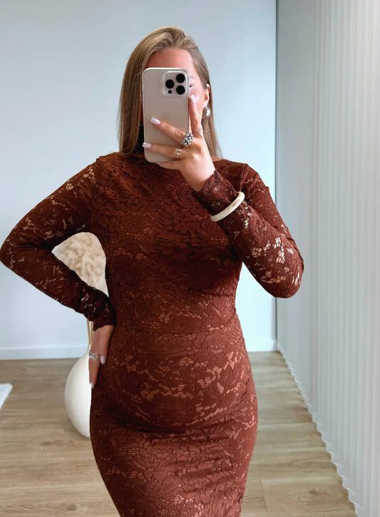 robe-longue-de-grossesse-moulante-en-dentelle-dos-nu-marron
