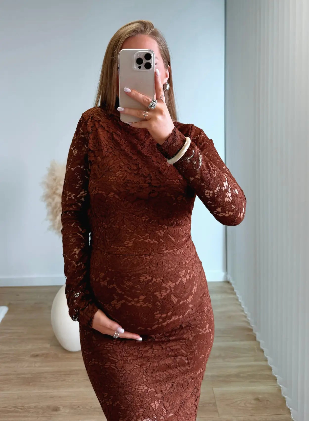 robe-longue-de-grossesse-moulante-en-dentelle-dos-nu-marron