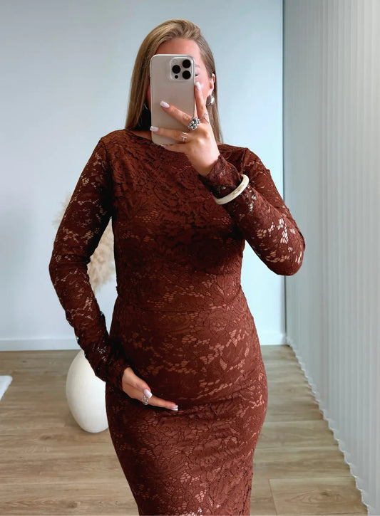 robe-longue-de-grossesse-moulante-en-dentelle-dos-nu-marron