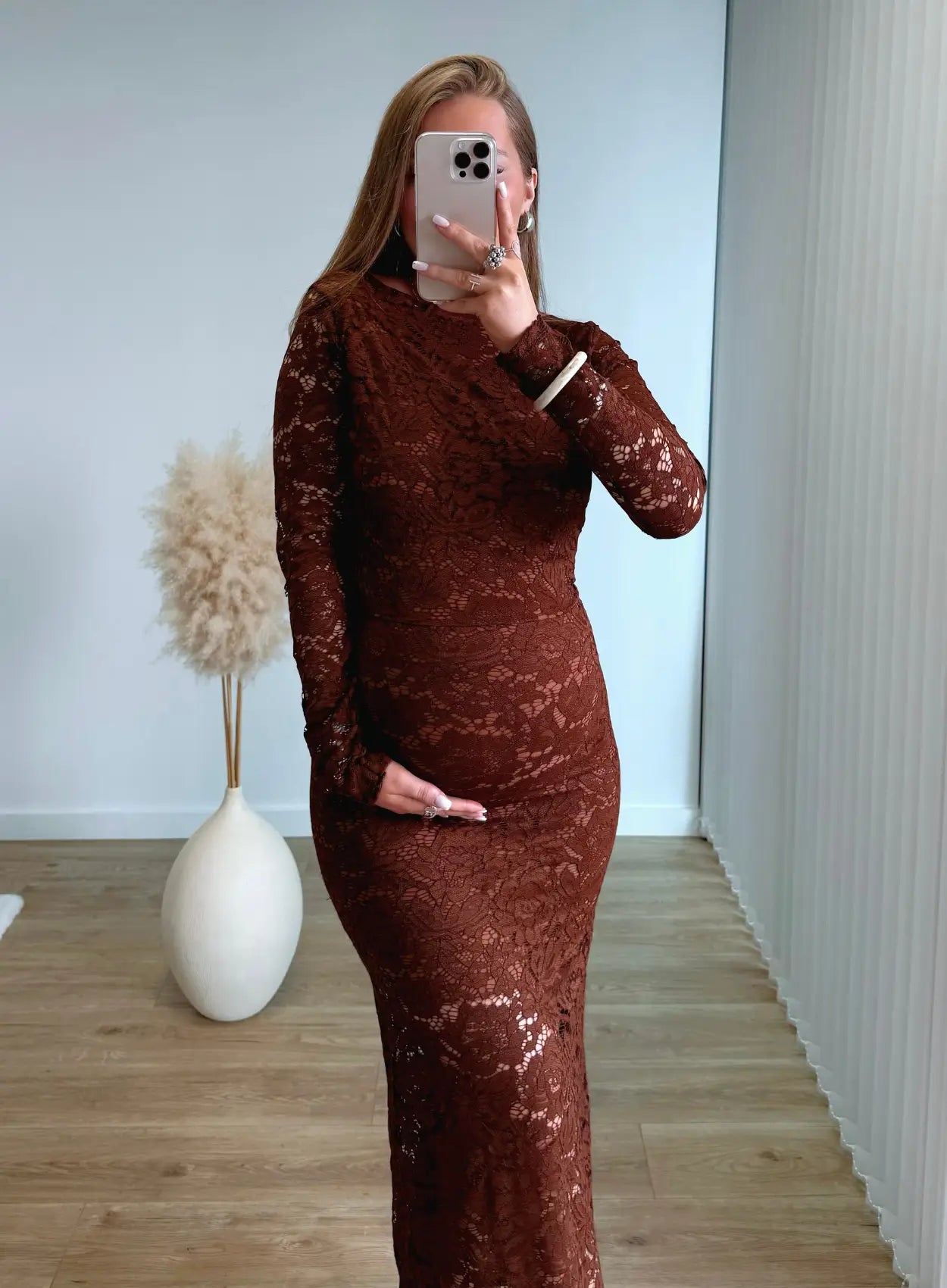 robe-longue-de-grossesse-moulante-en-dentelle-dos-nu-marron