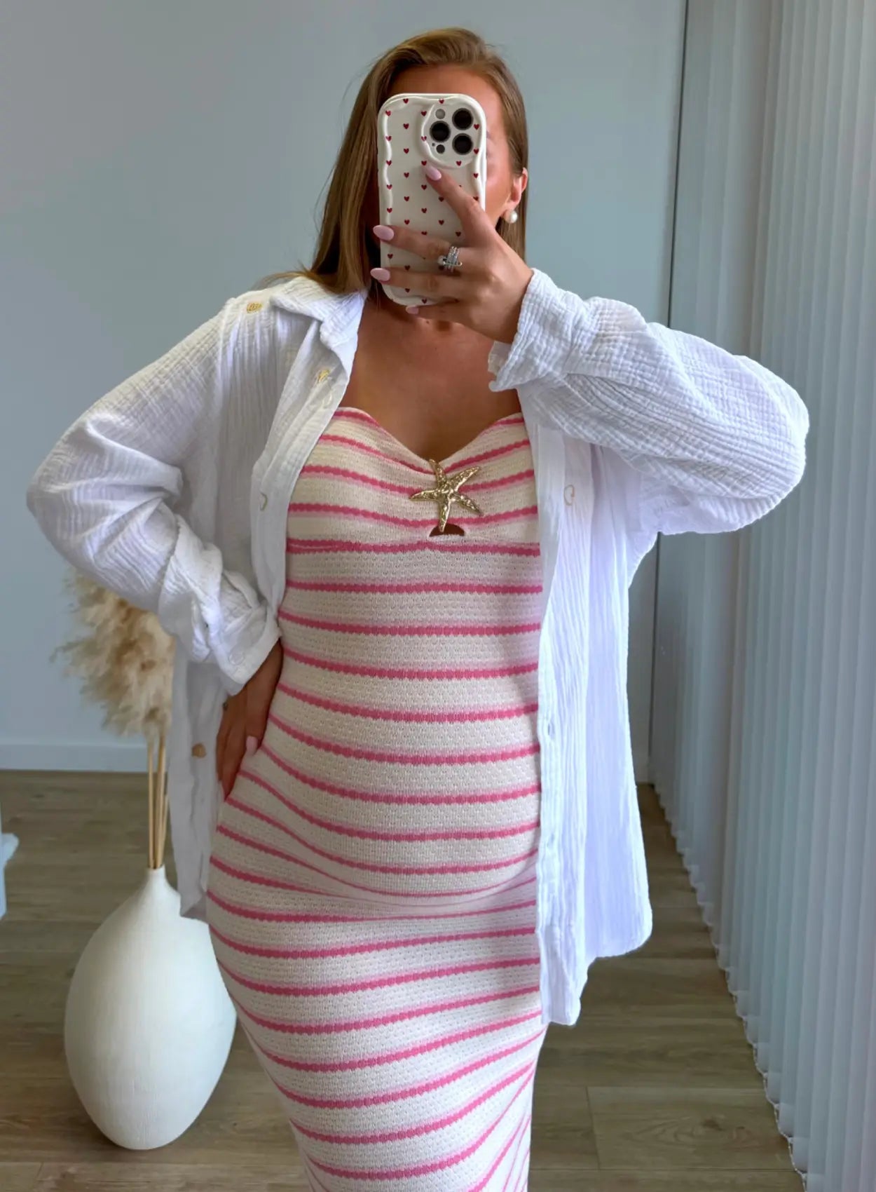 robe-longue-de-grossesse-bustier-rose-avec-rayures-blanc-et-bijou-étoile