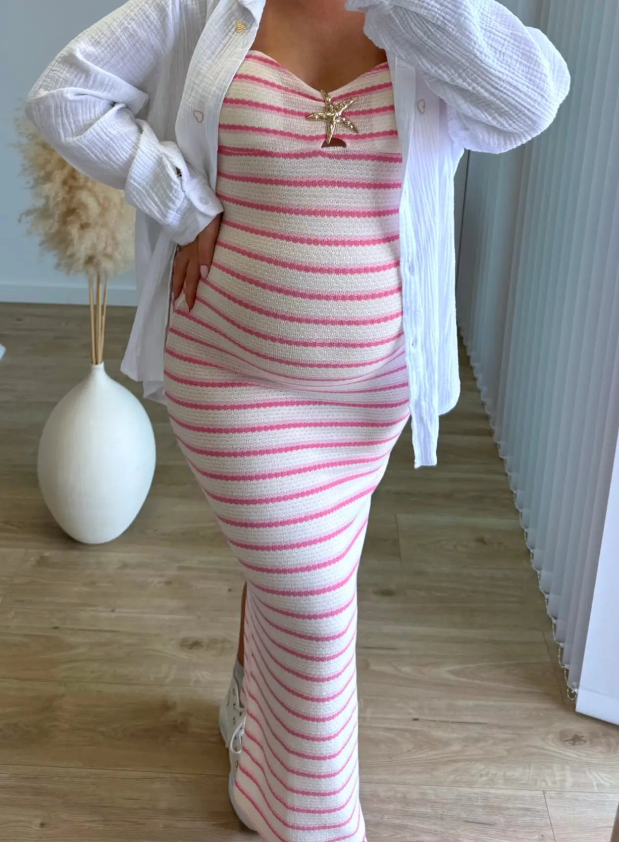 robe-longue-de-grossesse-bustier-rose-avec-rayures-blanc-et-bijou-étoile