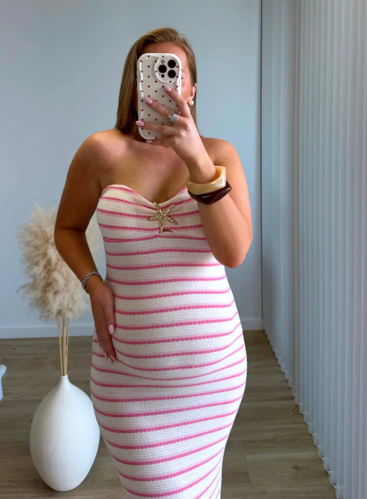 robe-longue-de-grossesse-bustier-rose-avec-rayures-blanc-et-bijou-étoile