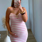robe-longue-de-grossesse-bustier-rose-avec-rayures-blanc-et-bijou-étoile