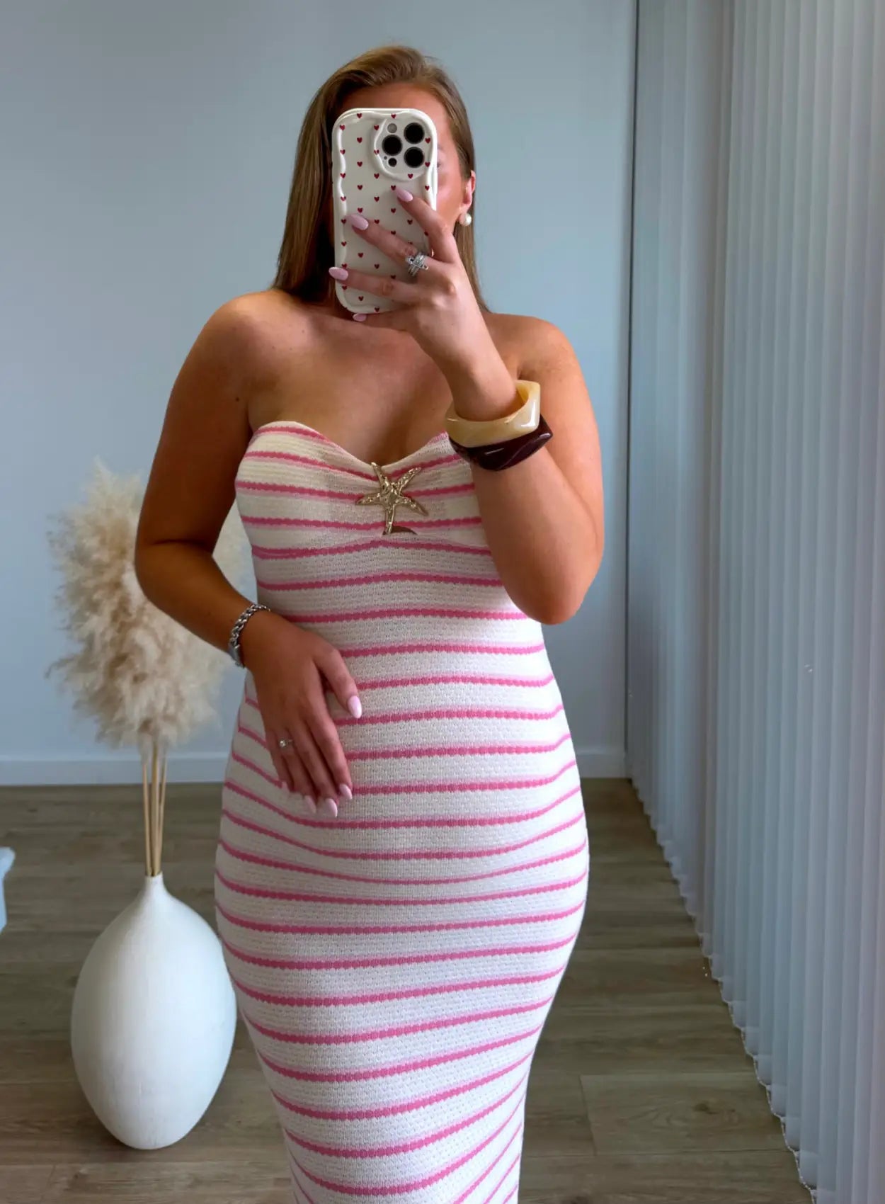 robe-longue-de-grossesse-bustier-rose-avec-rayures-blanc-et-bijou-étoile