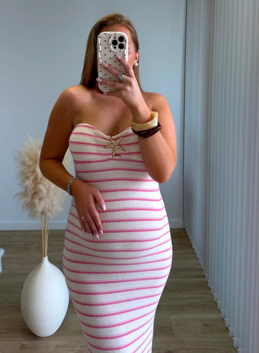 robe-longue-de-grossesse-bustier-rose-avec-rayures-blanc-et-bijou-étoile