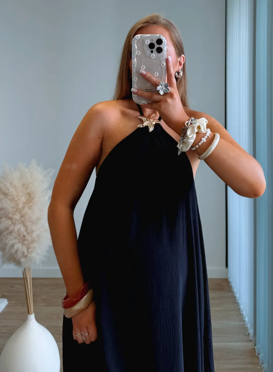 robe-longue-de-grossesse-en-lin-noire-avec-bijou