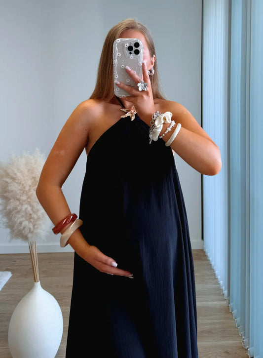 robe-longue-de-grossesse-en-lin-noire-avec-bijou