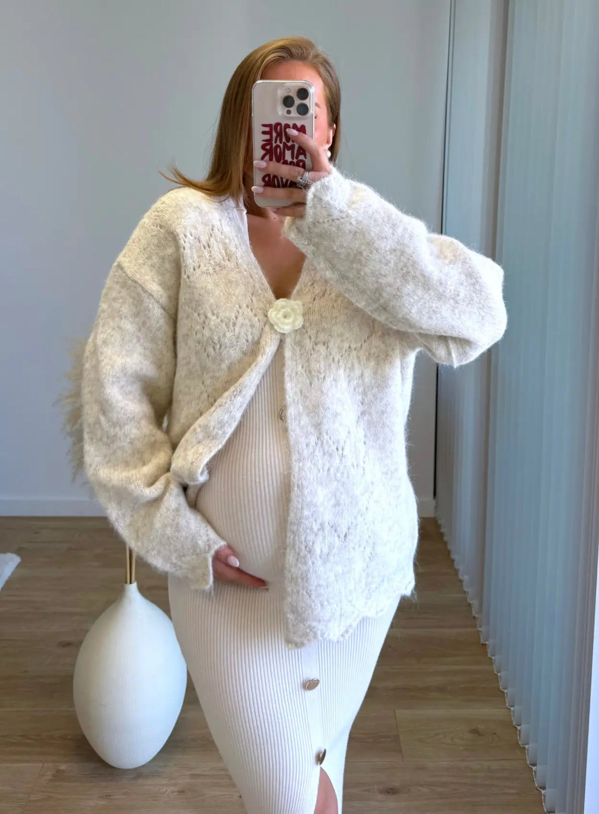 Gilet-de-grossesse-douceur-extrême-avec-broche-à-fleur