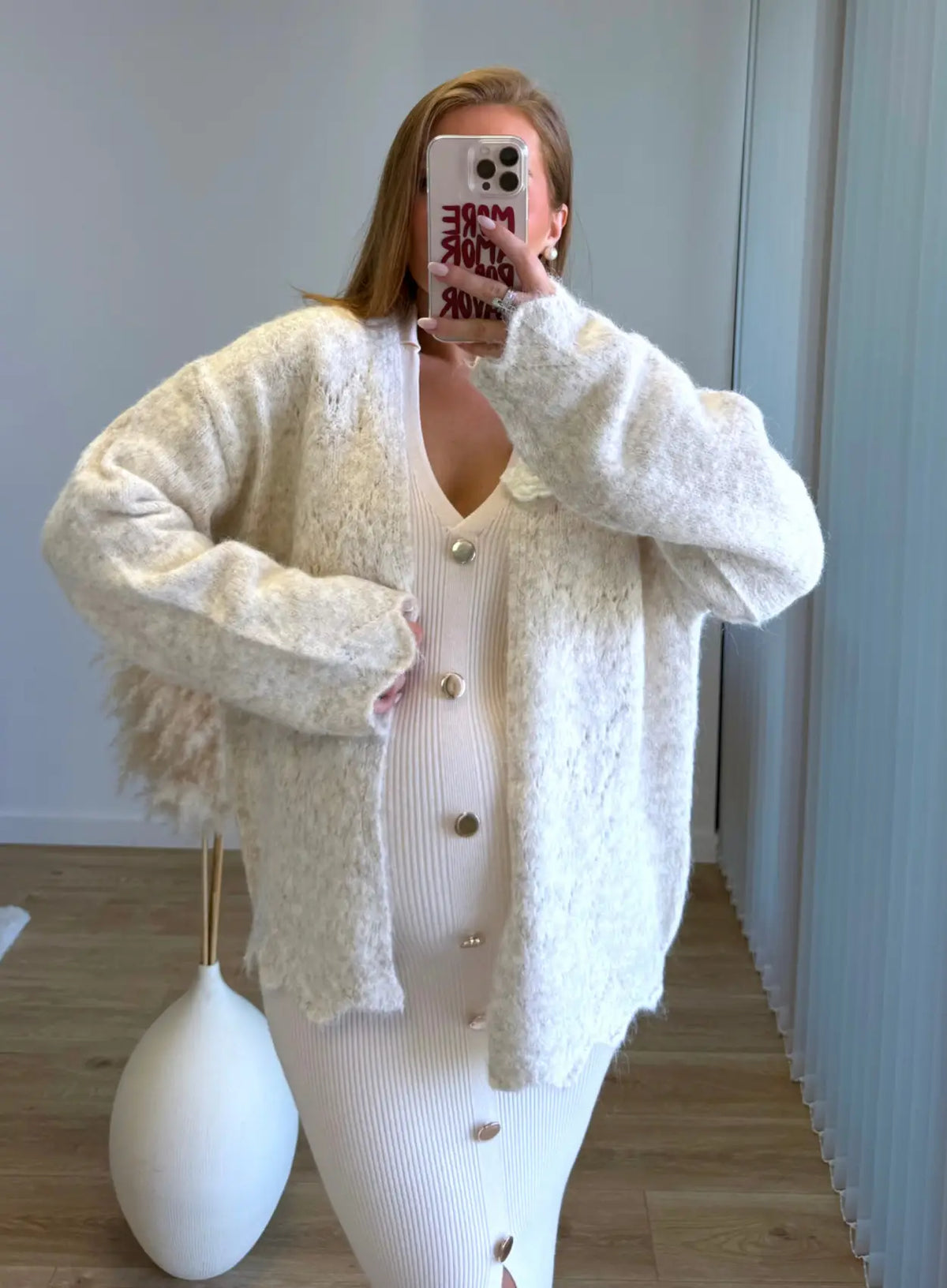 Gilet-de-grossesse-douceur-extrême-avec-broche-à-fleur
