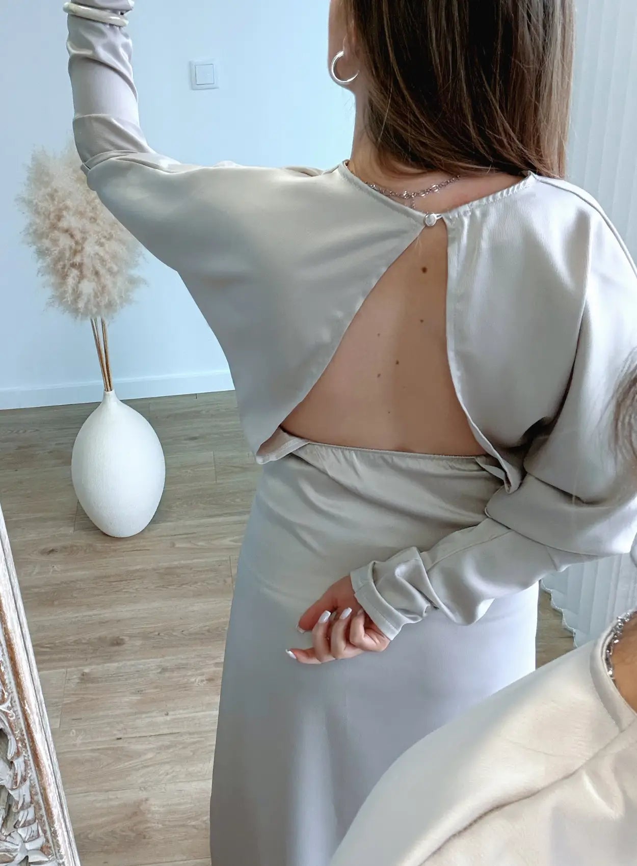robe-longue-de-grossesse-fluide-en-satin-ajustée-volants-manches-longues-couleur-beige