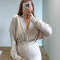 robe-longue-de-grossesse-fluide-en-satin-ajustée-volants-manches-longues-couleur-beige