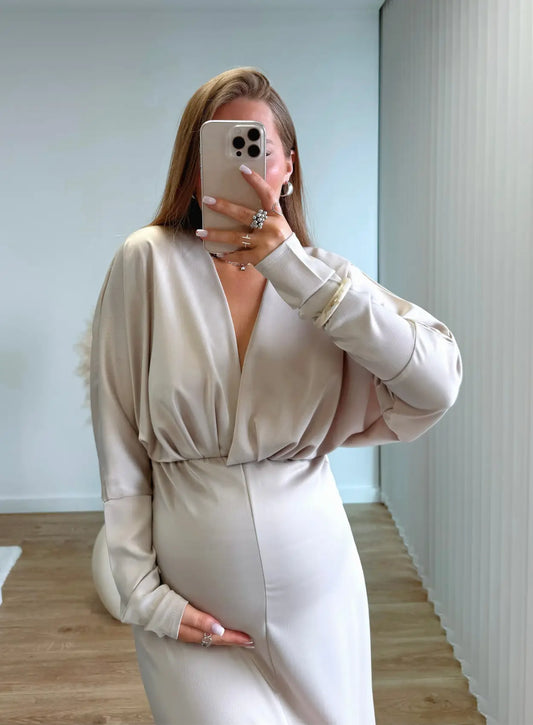 robe-longue-de-grossesse-fluide-en-satin-ajustée-volants-manches-longues-couleur-beige