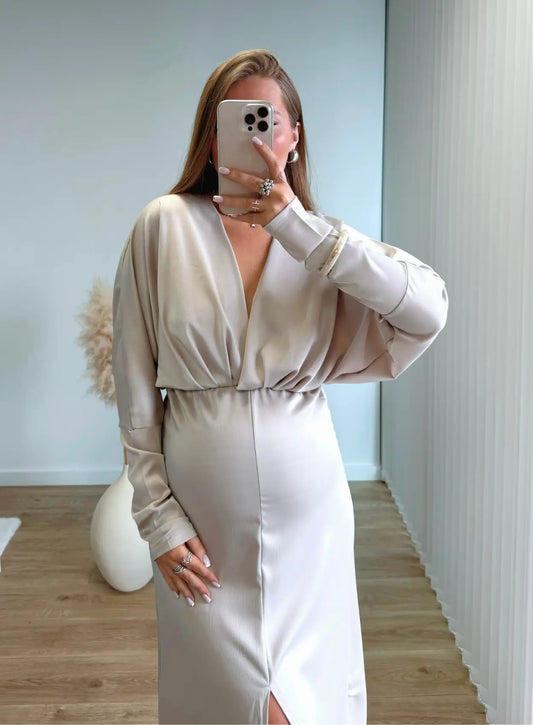 robe-longue-de-grossesse-fluide-en-satin-ajustée-volants-manches-longues-couleur-beige