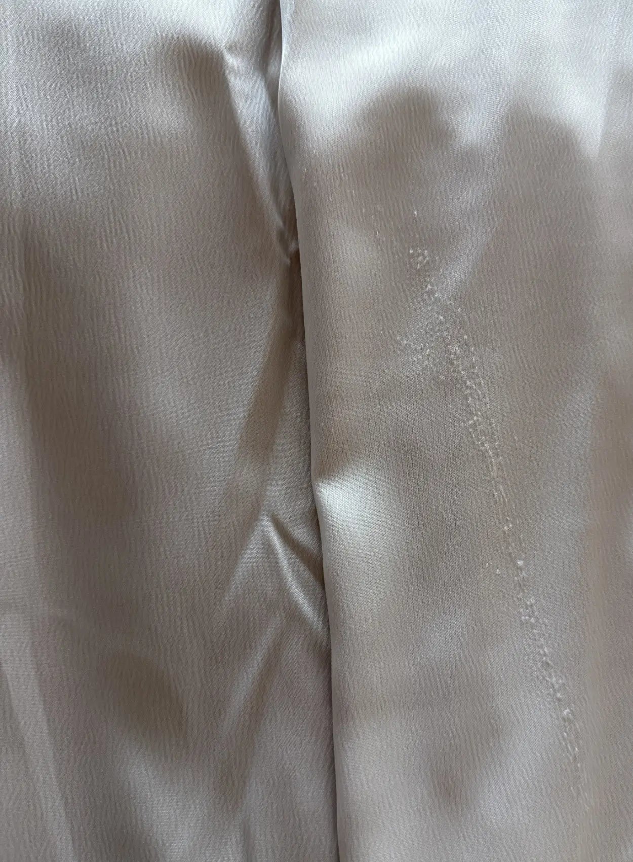 robe-longue-de-grossesse-fluide-en-satin-ajustée-volants-manches-longues-couleur-beige