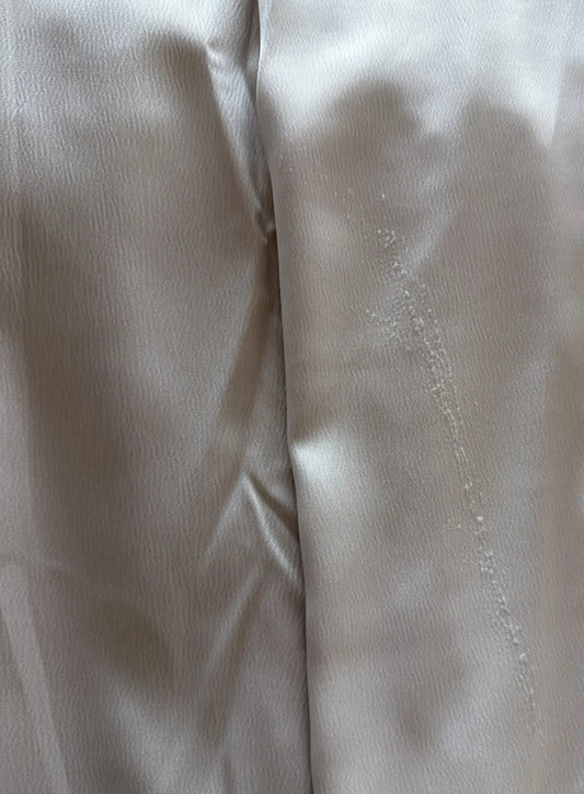 robe-longue-de-grossesse-fluide-en-satin-ajustée-volants-manches-longues-couleur-beige