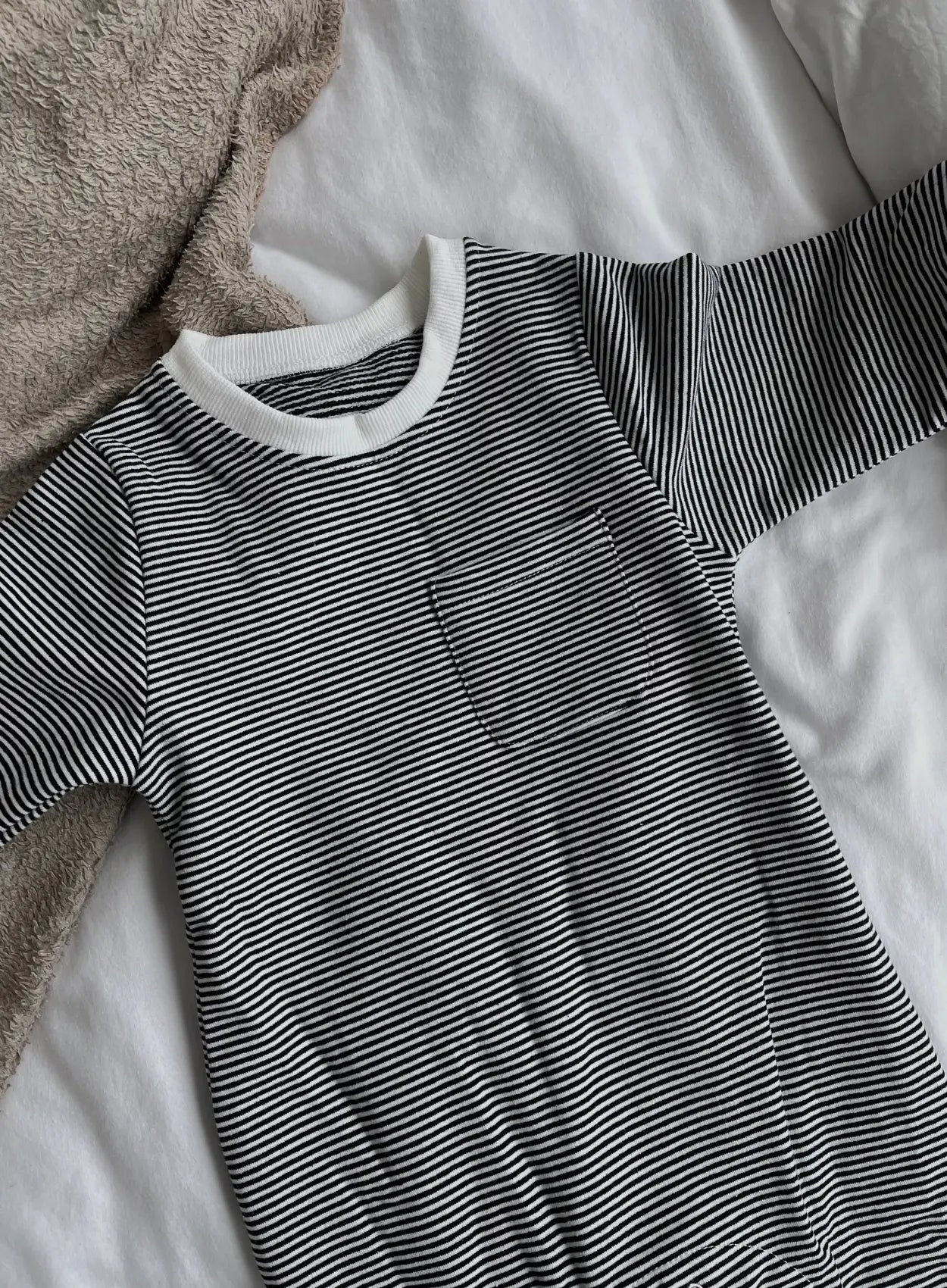 tenue-rayée-bleu-pour-bébé