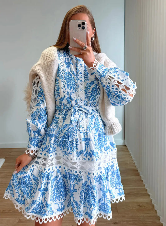 robe-courte-de-grossesse-à-motifs-et-dentelle-blanche-et-bleue