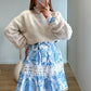 robe-courte-de-grossesse-à-motifs-et-dentelle-blanche-et-bleue