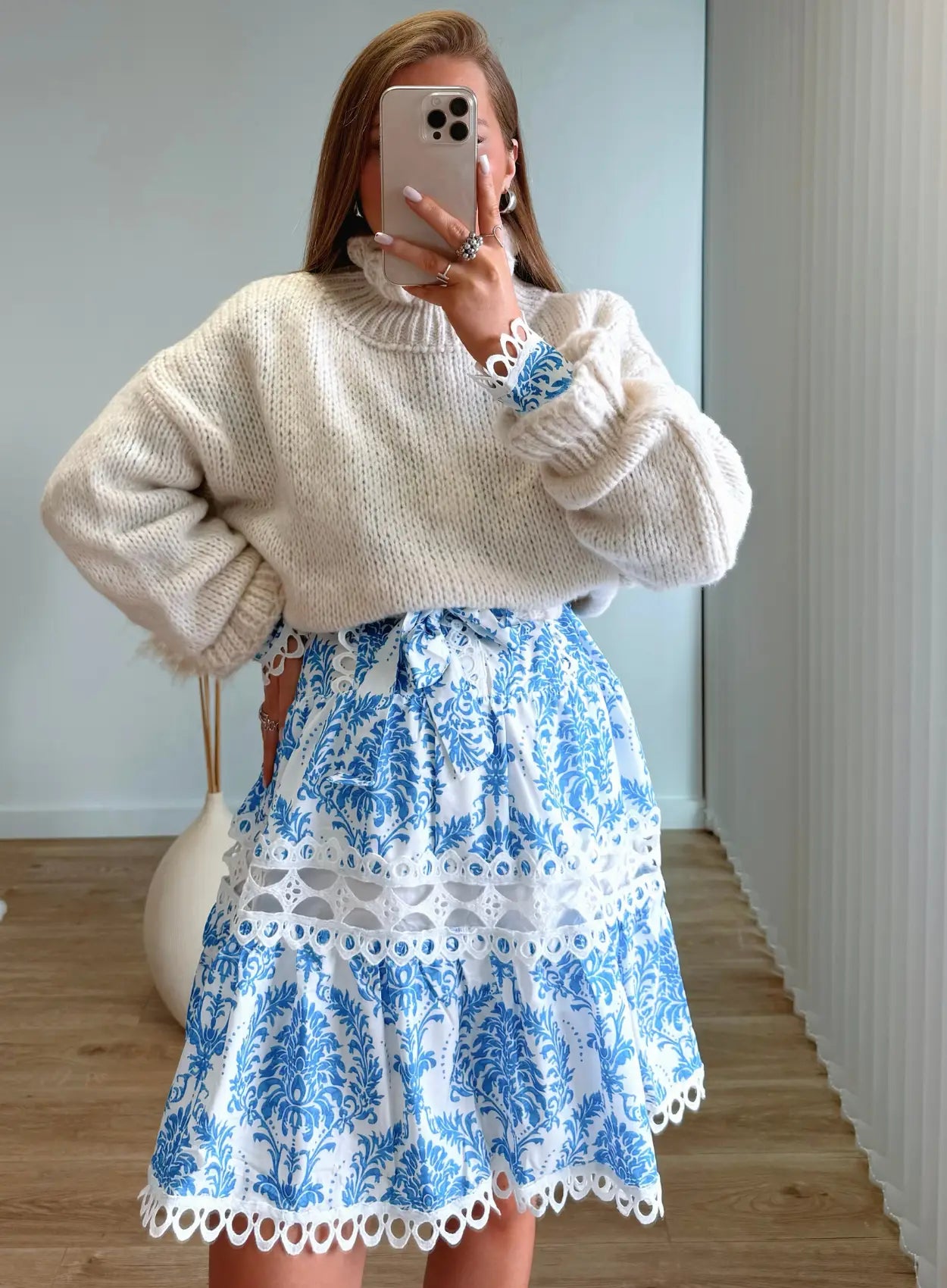robe-courte-de-grossesse-à-motifs-et-dentelle-blanche-et-bleue