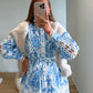 robe-courte-de-grossesse-à-motifs-et-dentelle-blanche-et-bleue