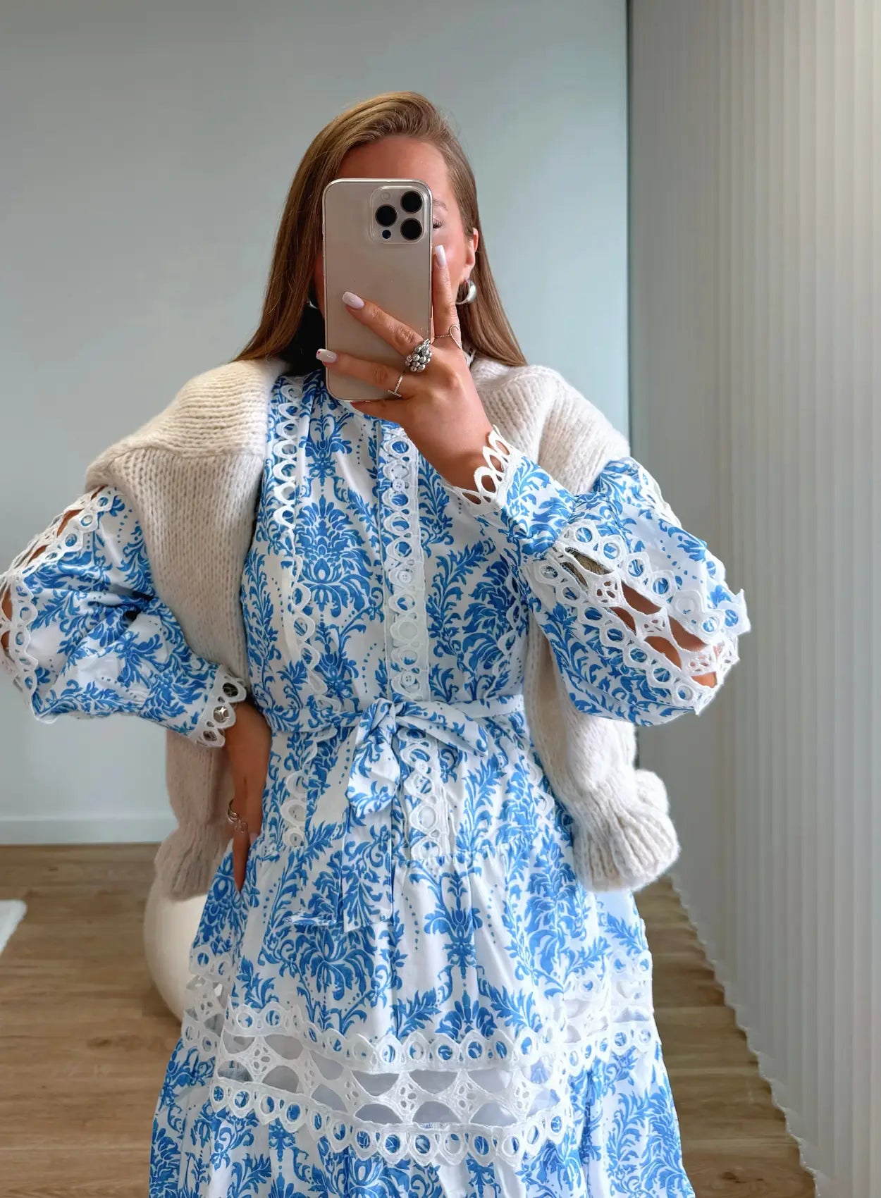 robe-courte-de-grossesse-à-motifs-et-dentelle-blanche-et-bleue