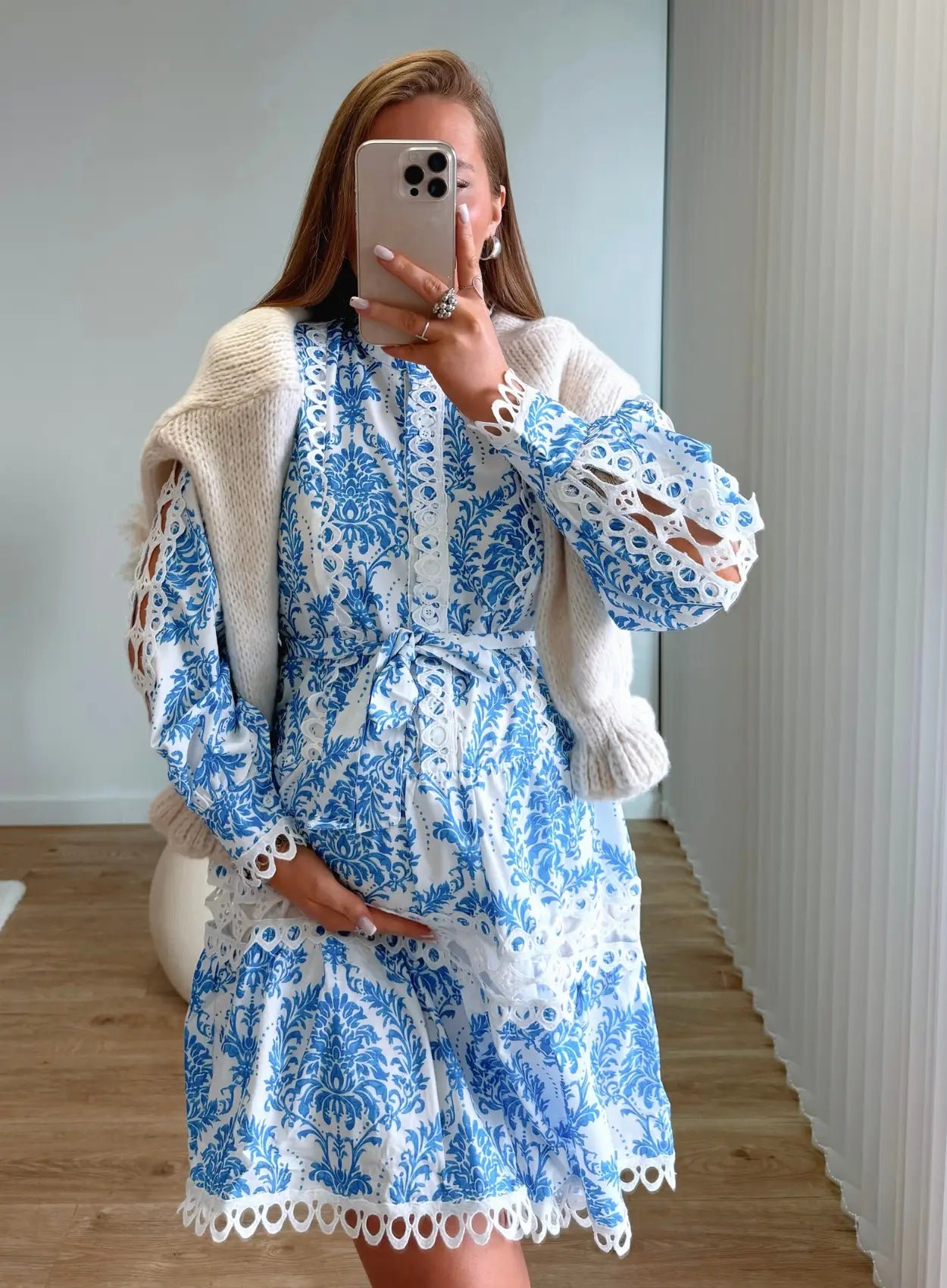robe-courte-de-grossesse-à-motifs-et-dentelle-blanche-et-bleue