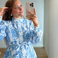 robe-courte-de-grossesse-à-motifs-et-dentelle-blanche-et-bleue