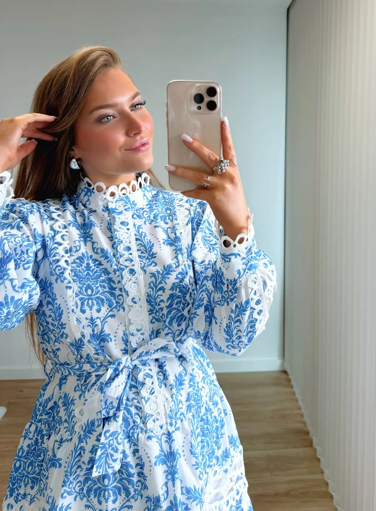 robe-courte-de-grossesse-à-motifs-et-dentelle-blanche-et-bleue