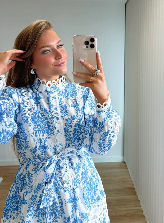 robe-courte-de-grossesse-à-motifs-et-dentelle-blanche-et-bleue