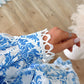 robe-courte-de-grossesse-à-motifs-et-dentelle-blanche-et-bleue