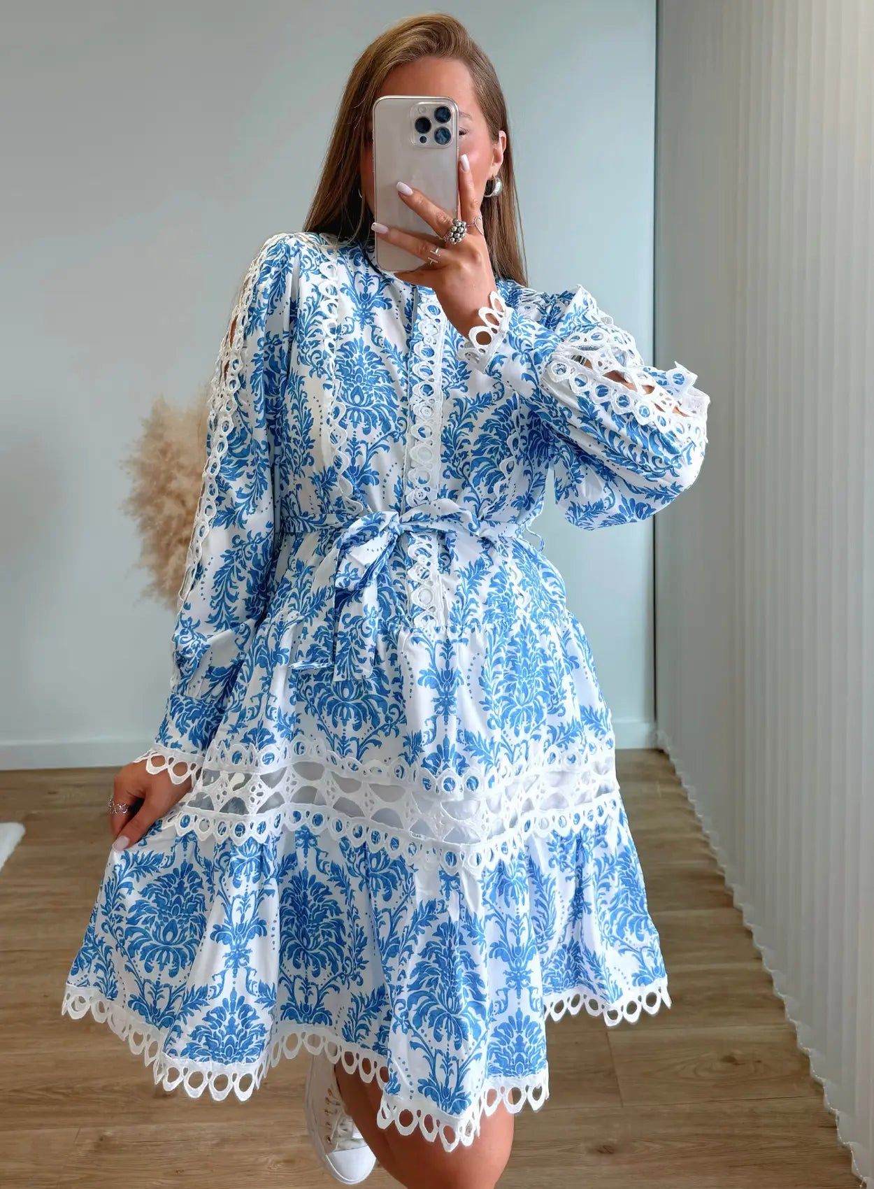 robe-courte-de-grossesse-à-motifs-et-dentelle-blanche-et-bleue