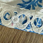 robe-courte-de-grossesse-à-motifs-et-dentelle-blanche-et-bleue