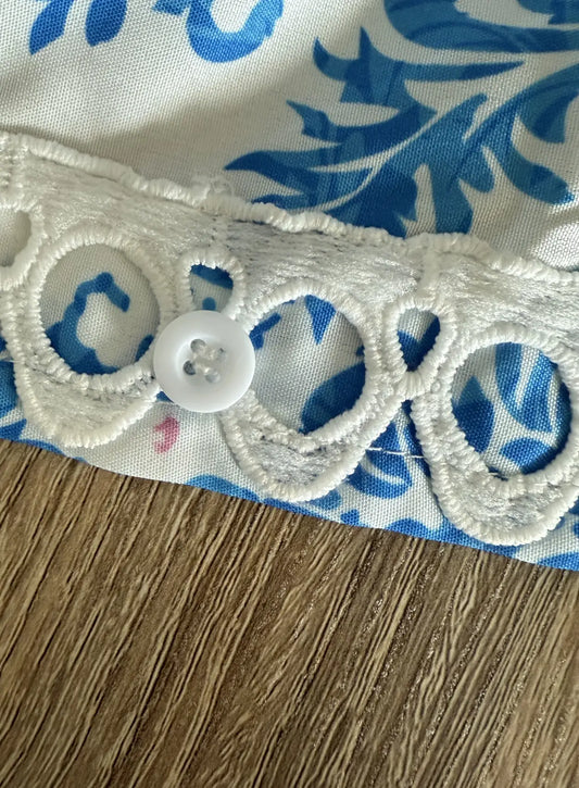 robe-courte-de-grossesse-à-motifs-et-dentelle-blanche-et-bleue