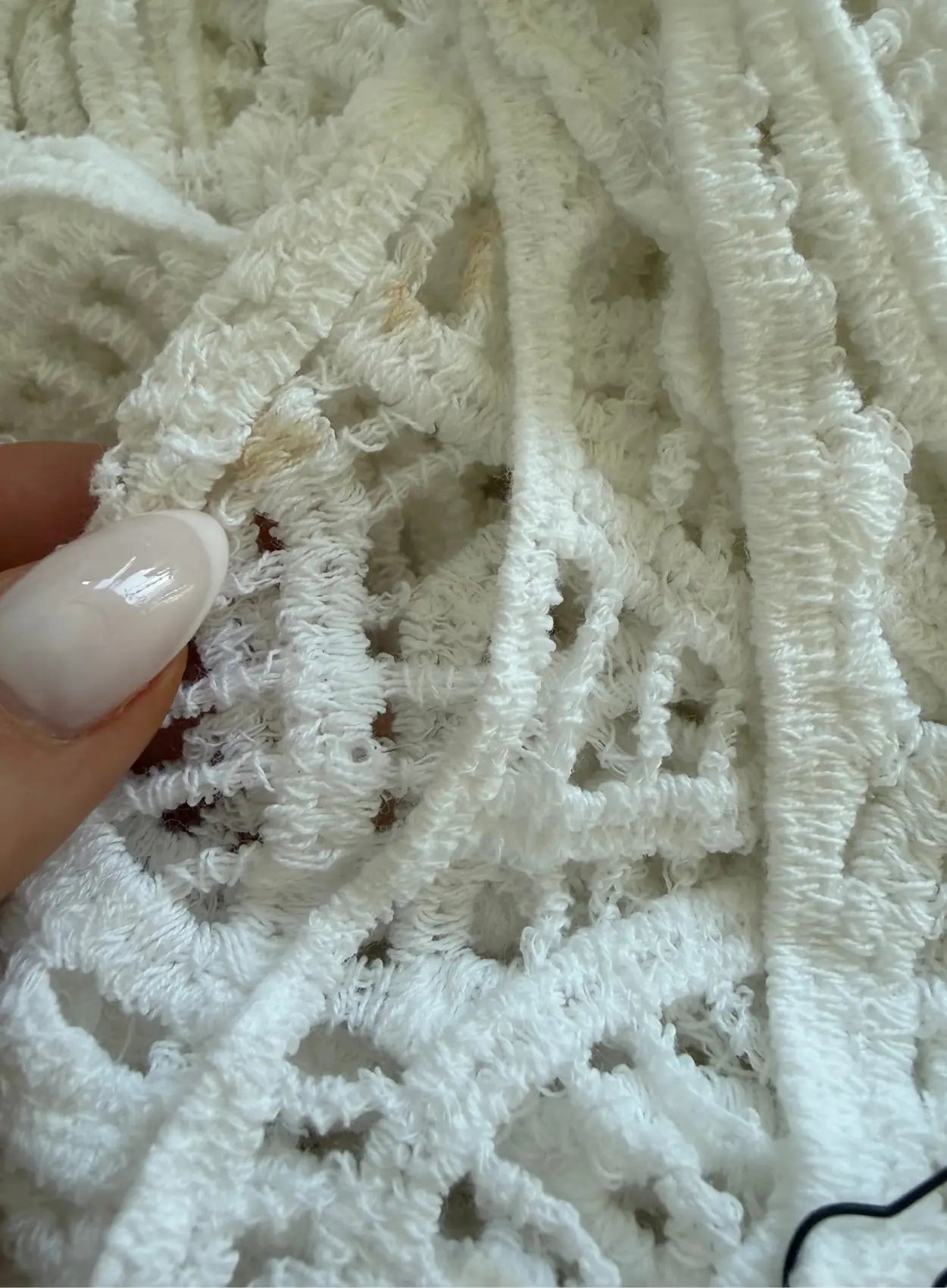 Poncho-ajouré-de-grossesse-en-crochet-blanc