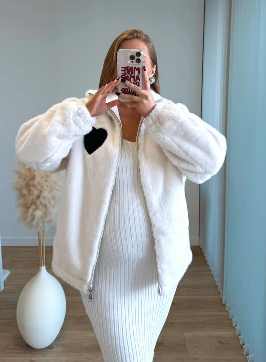 Manteau-de-grossesse-en-fausse-fourrure-blanc-et-coeur-noire