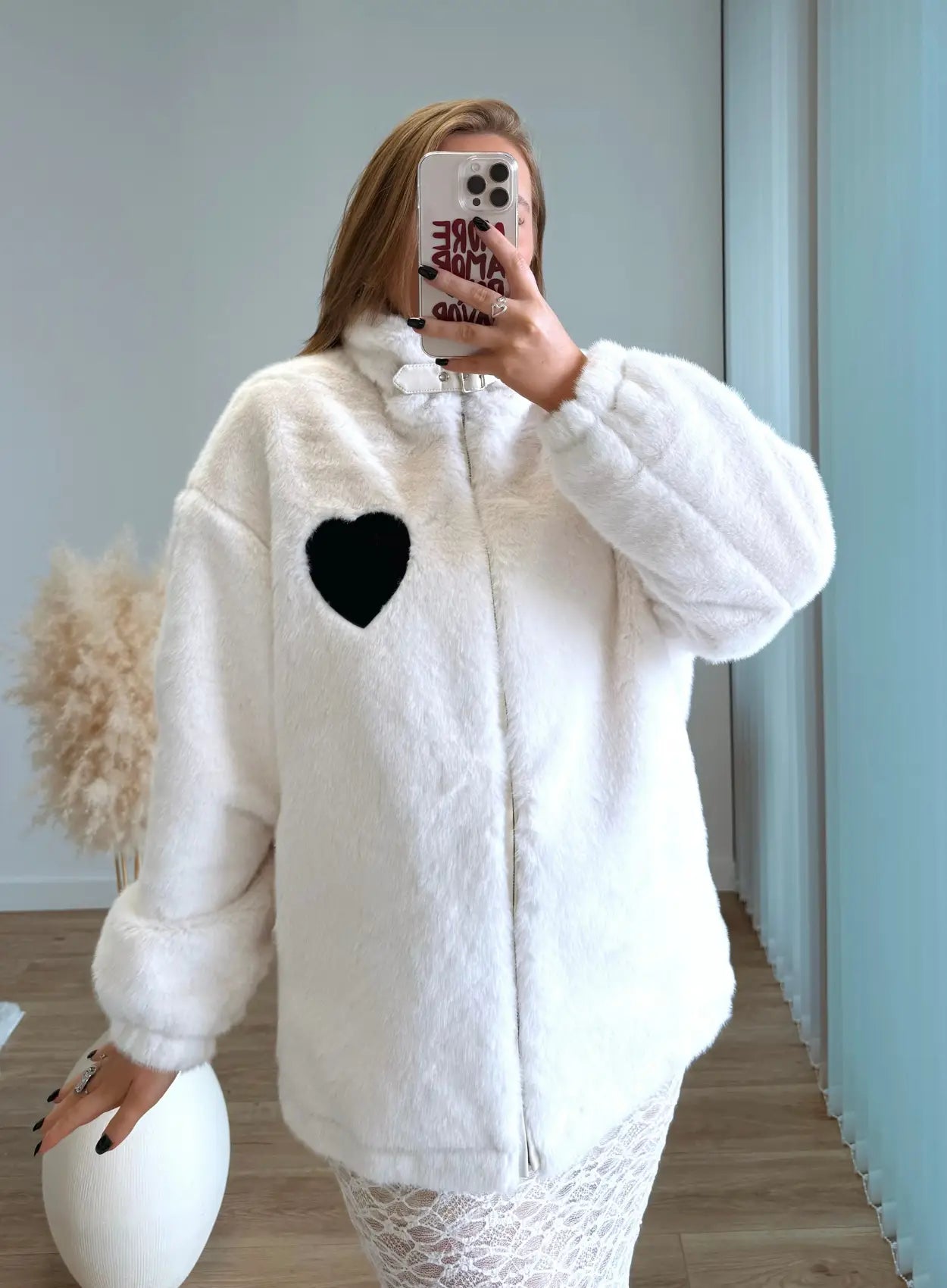 Manteau-de-grossesse-en-fausse-fourrure-blanc-et-coeur-noire