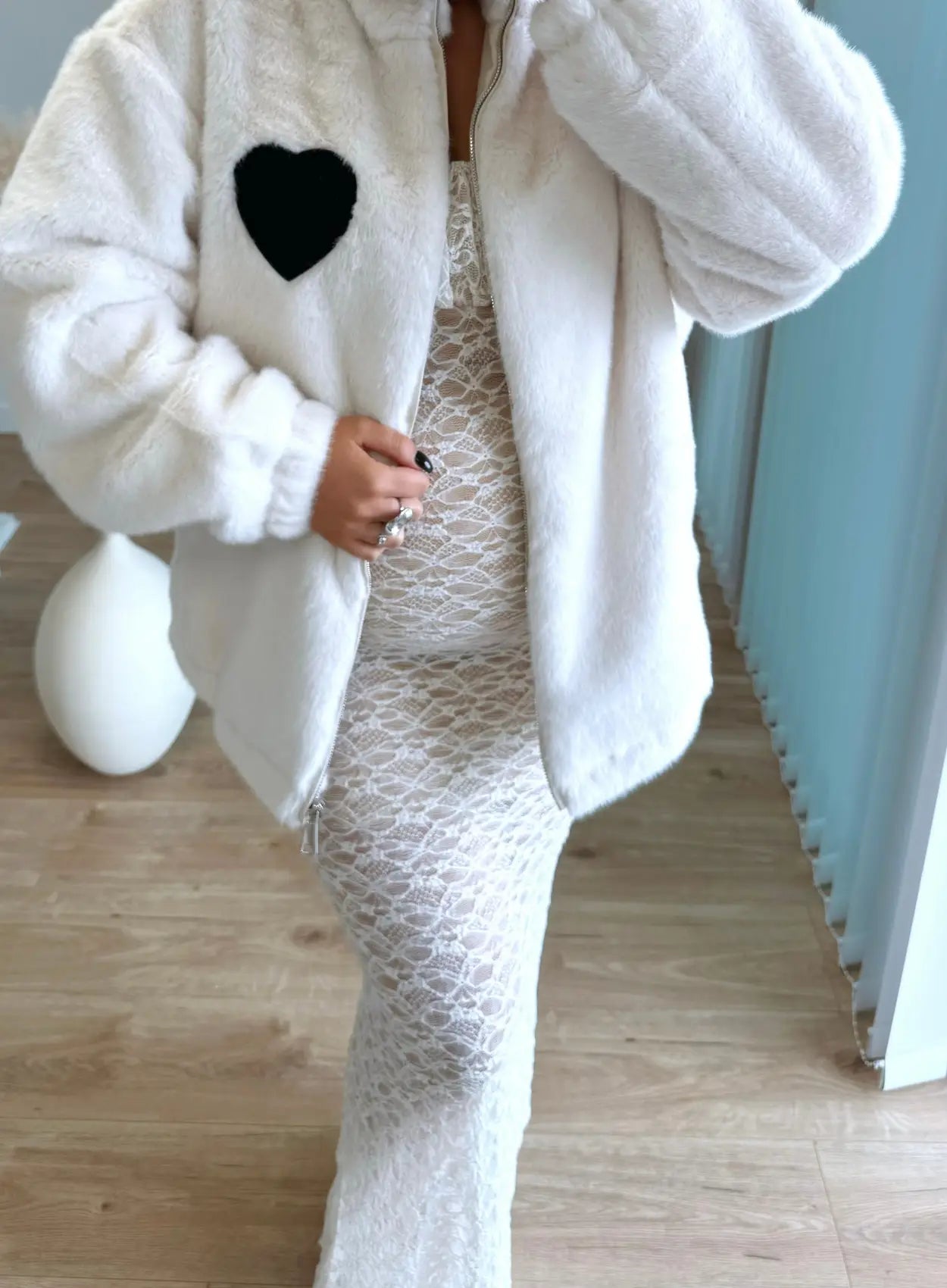 Manteau-de-grossesse-en-fausse-fourrure-blanc-et-coeur-noire