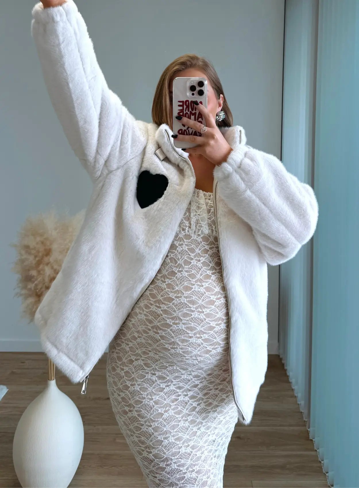 Manteau-de-grossesse-en-fausse-fourrure-blanc-et-coeur-noire