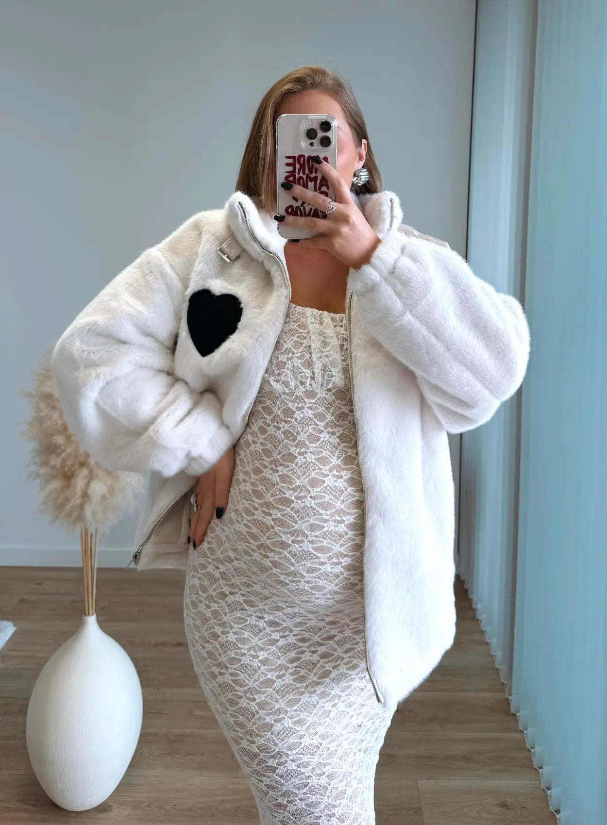Manteau-de-grossesse-en-fausse-fourrure-blanc-et-coeur-noire
