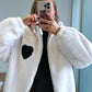 Manteau-de-grossesse-en-fausse-fourrure-blanc-et-coeur-noire