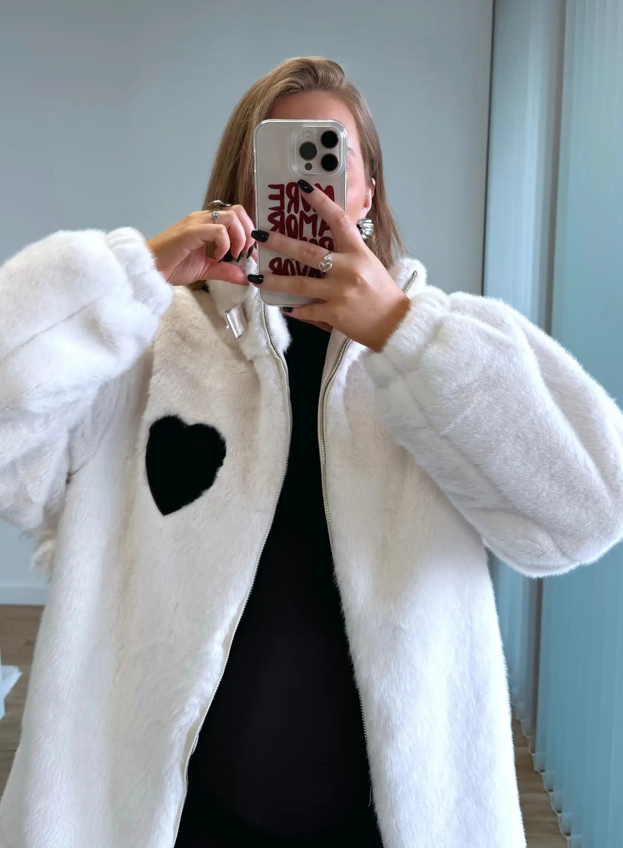 Manteau-de-grossesse-en-fausse-fourrure-blanc-et-coeur-noire