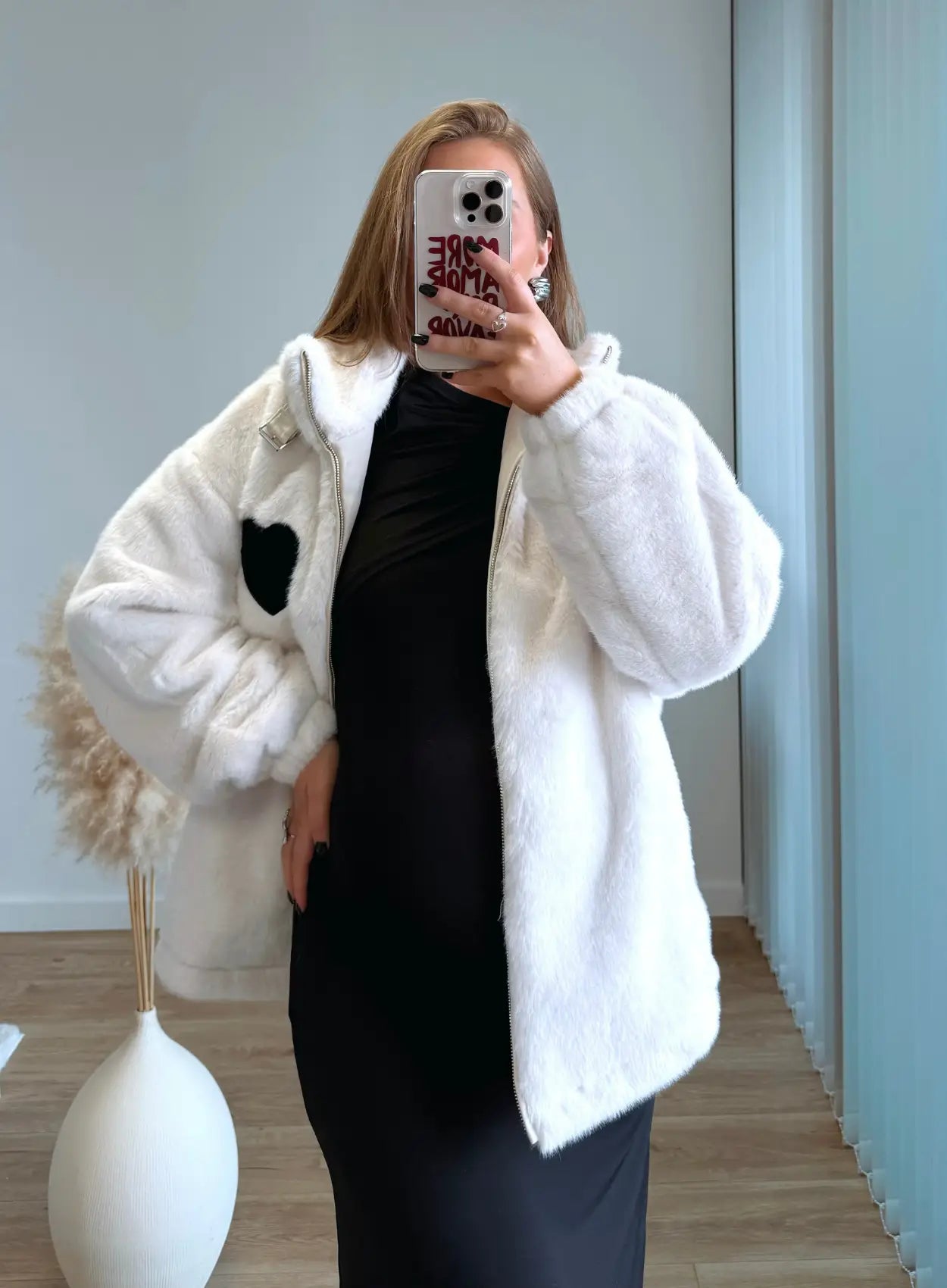 Robe-longue-de-grossesse-noire-avec-bijoux