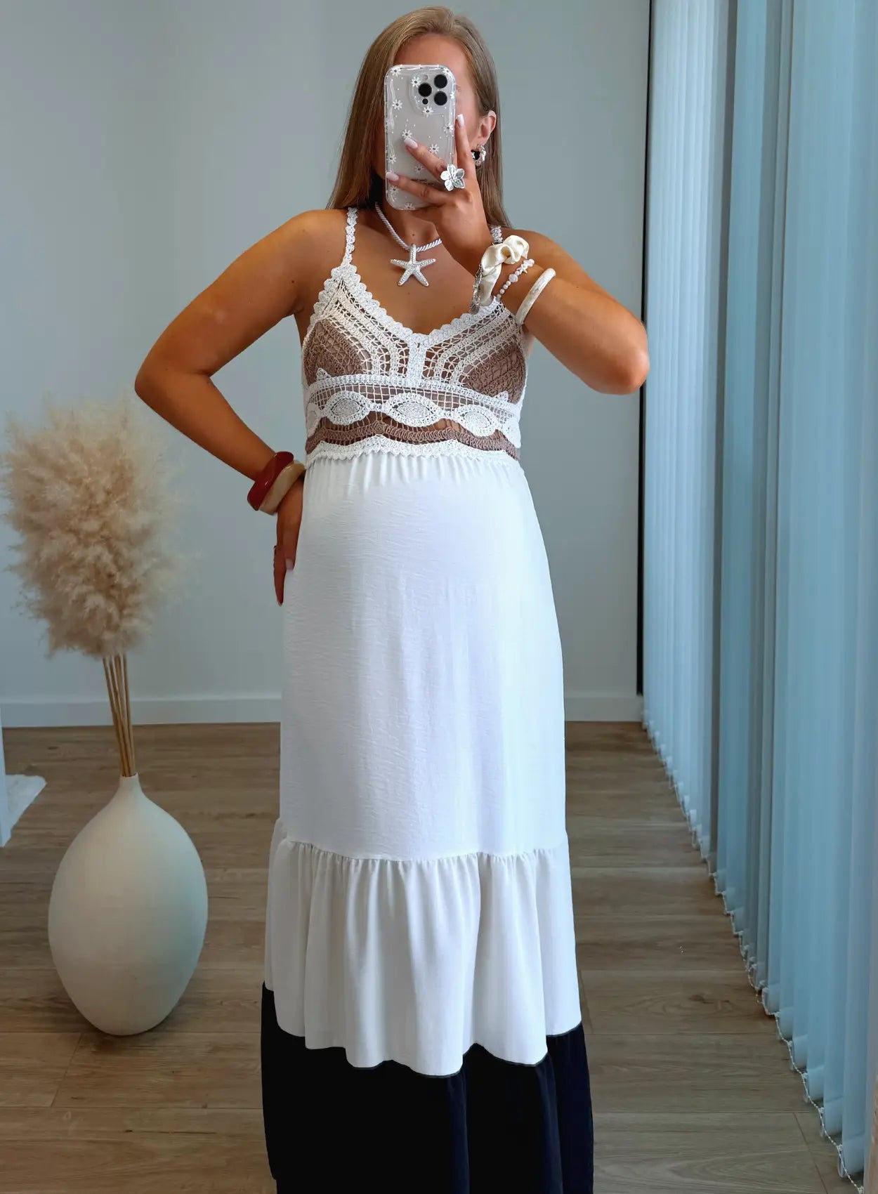 robe-longue-de-grossesse-fluide-en-lin-blanche-avec-crochet