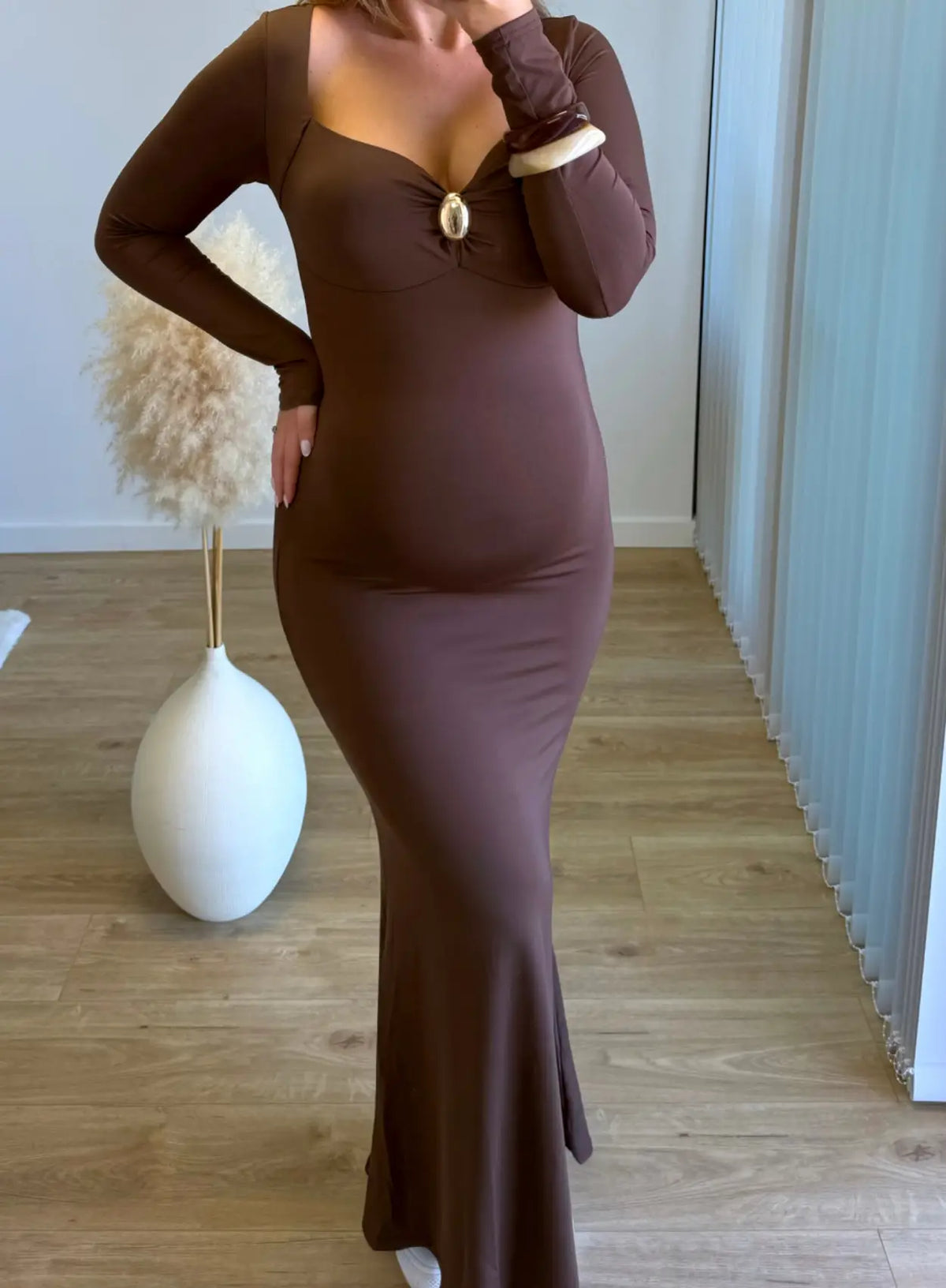 Robe-longue-de-grossesse-marron-avec-bijou