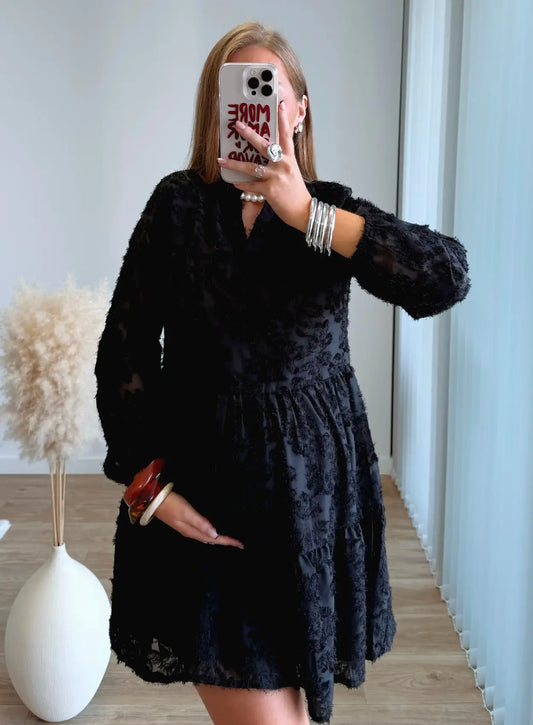 robe-babydoll-de-grossesse-noire-à-plumes