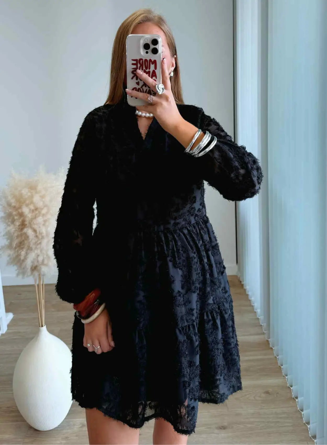 robe-babydoll-de-grossesse-noire-à-plumes