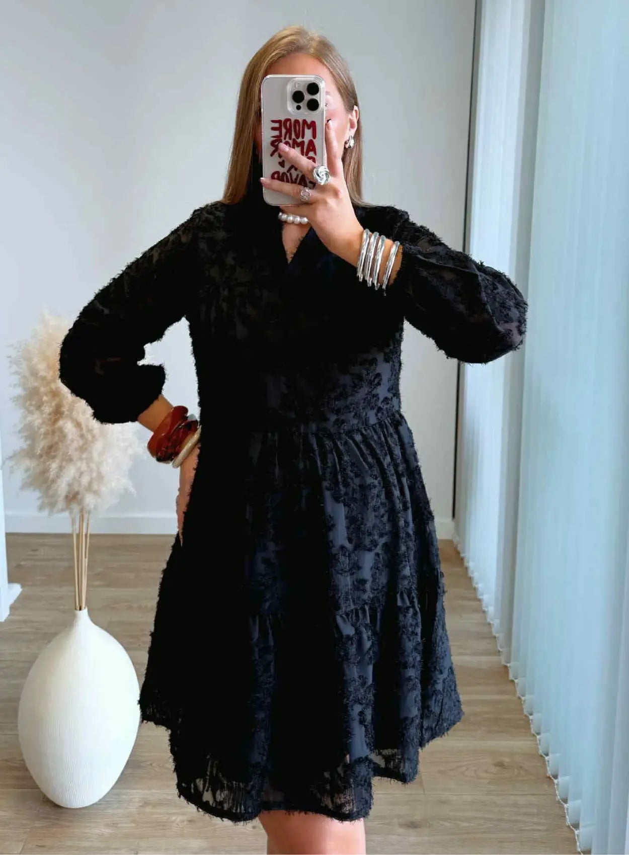 robe-babydoll-de-grossesse-noire-à-plumes